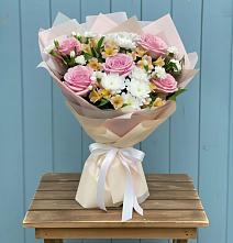 Букет цветов из:  Гвоздики, Орхидеи и Розы в Крымгиреевском