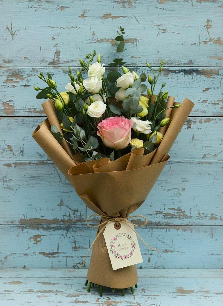 Букет цветов из: Розы и Лизиантусы в Крымгиреевском