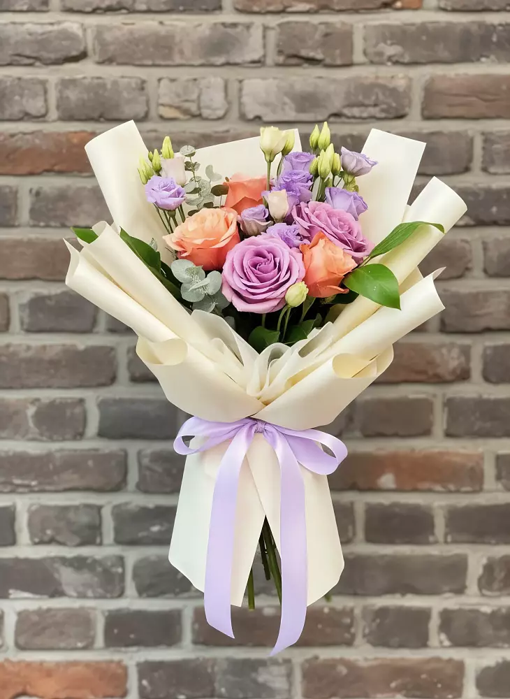 Букет цветов из: Лизиантусы и Розы в Крымгиреевском