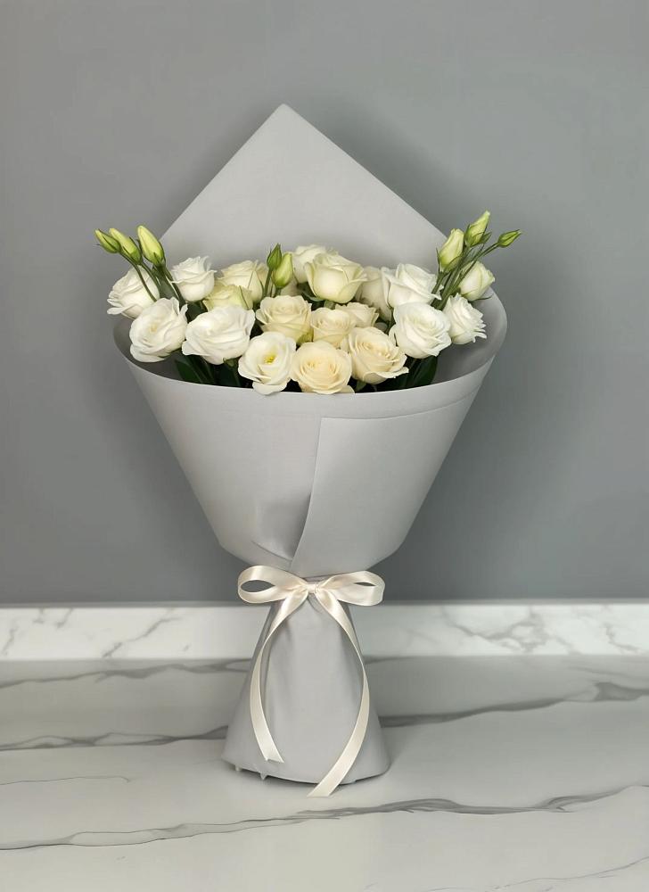 Букет цветов из: Розы и Лизиантусы в Крымгиреевском