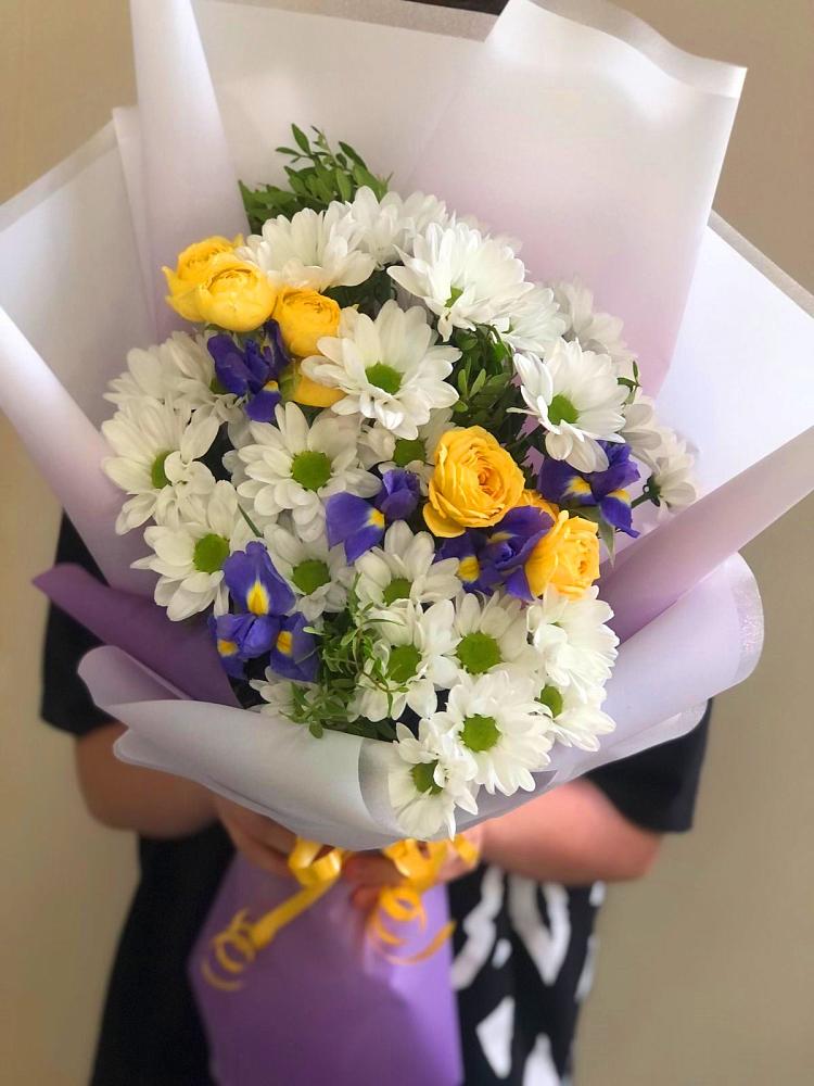 Букет цветов из: Ирисы, Хризантемы и Розы в Крымгиреевском