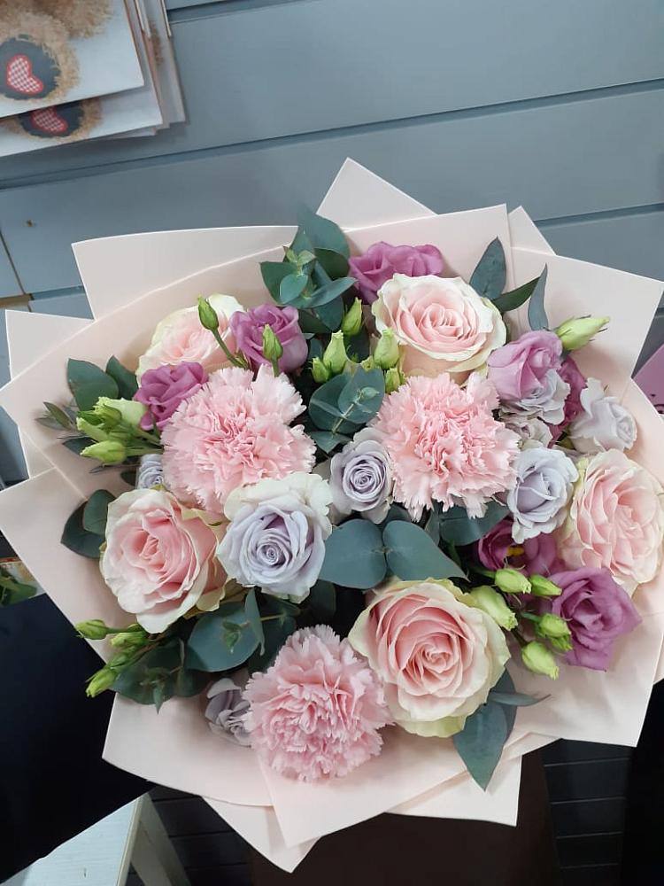 Букет цветов из: Розы, Гвоздики и Лизиантусы в Крымгиреевском