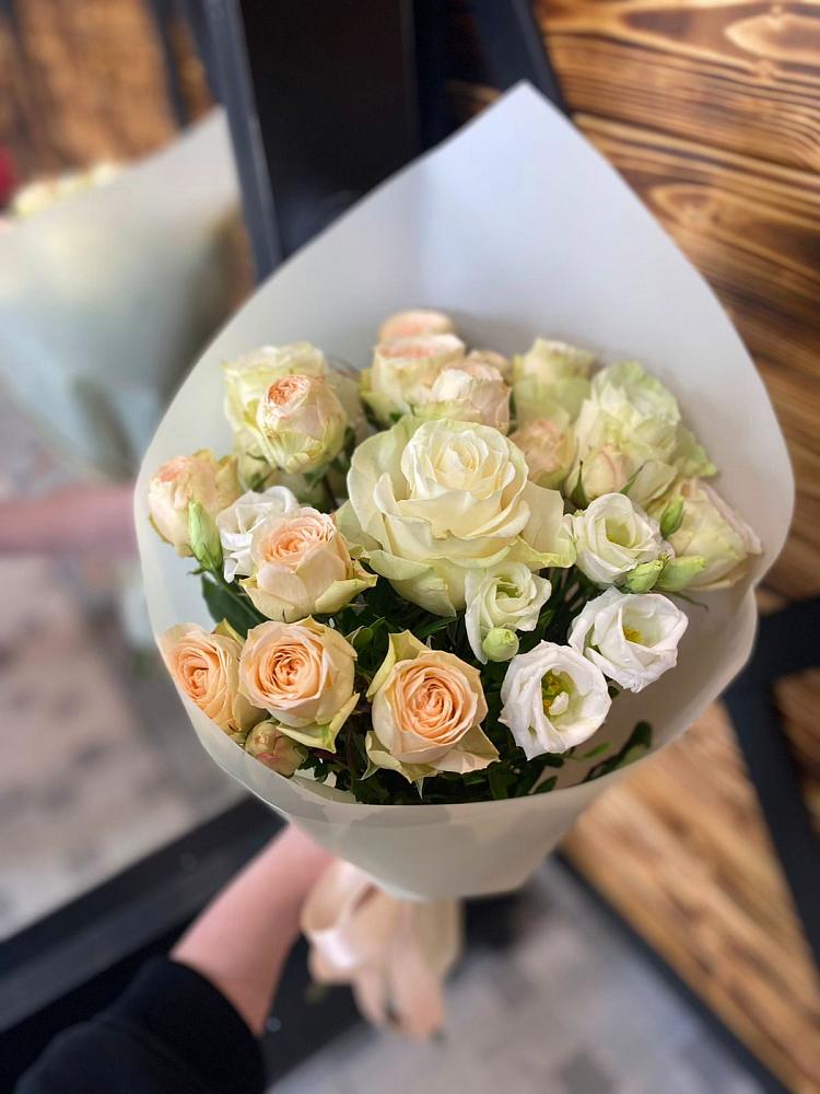 Букет цветов из: Розы и Лизиантусы в Крымгиреевском